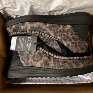 Hey dude, women’s leopard fur lined Denny sz 9